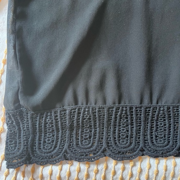 Black cropped top with lace - Picture 2 of 3